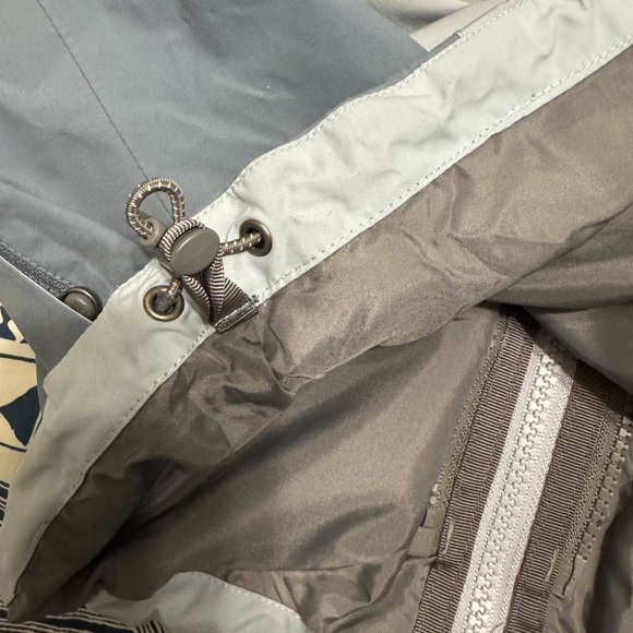 The North Face women’s GORETEX waterproof jacket - Picture 6 of 14